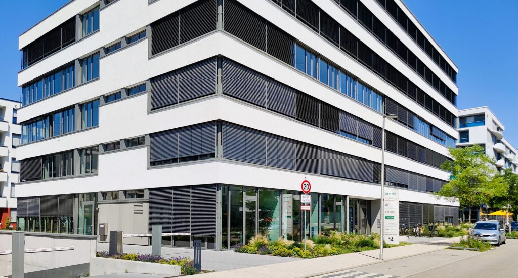Modernes Bürogebäude mit inView-Firmenschild im Freiburger Industriegebiet Nord – neuer Standort mit guter Erreichbarkeit und Wachstumsperspektive