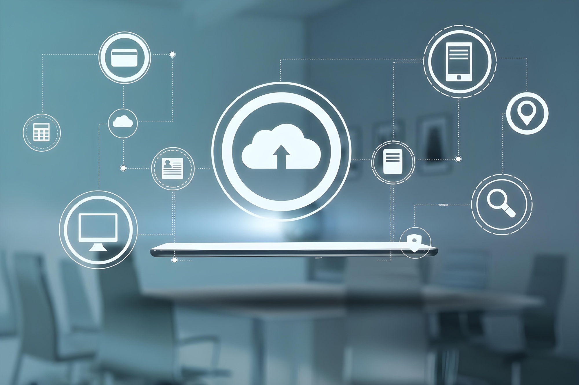 Symbolische Darstellung digitaler Zusammenarbeit: Cloud-Icon mit verbundenen Geräten und Services wie Smartphone, Dokumente und Standort – im Hintergrund ein Büro, passend zur ganzheitlichen IT-Betreuung und modernen Kollaborationslösungen eines IT-Dienstleisters aus Freiburg.