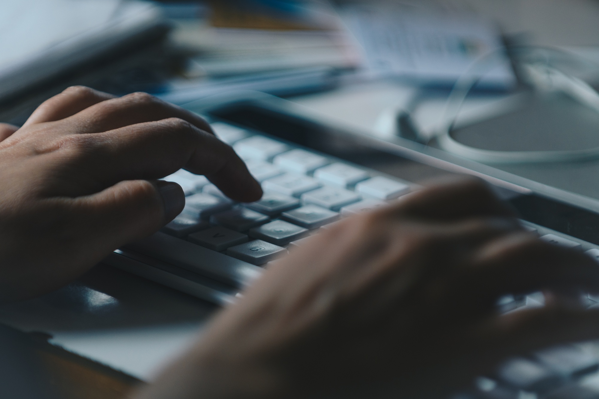 Nahaufnahme von Händen auf einer Computertastatur in einem modernen Arbeitsumfeld – symbolisiert digitale Kompetenz und produktives Arbeiten bei einem IT-Dienstleister in Freiburg; ideal für den Karrierebereich und Bewerbungsaufrufe.
