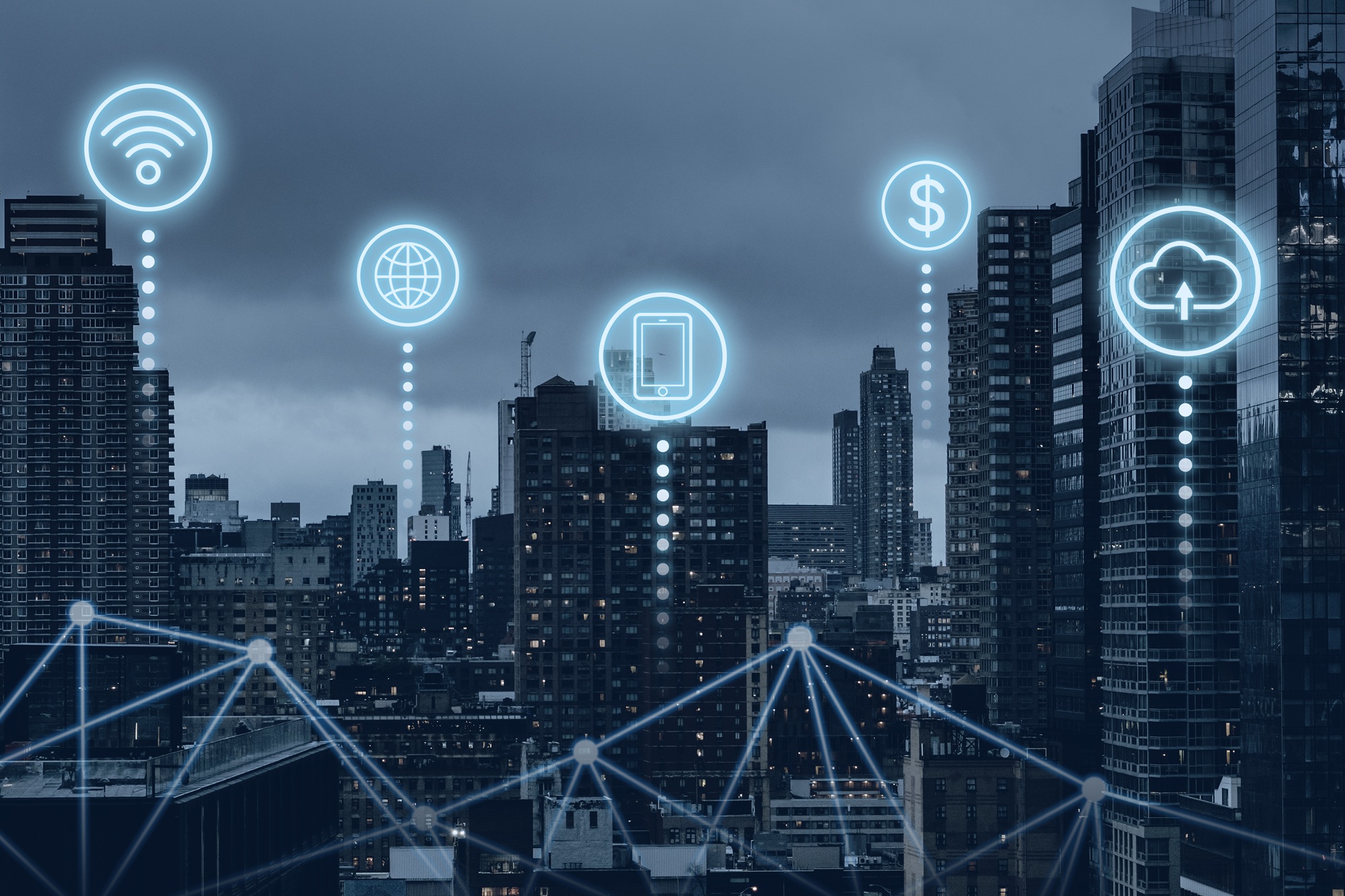 Stadtansicht mit Technologie-Icons für WLAN, Internet, Mobilgeräte, Cloud und digitale Dienste – Symbol für digitale Unabhängigkeit und eigene IT-Infrastruktur